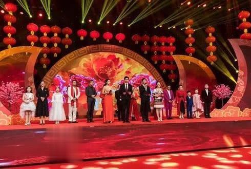 最混乱的春晚,央视在《新闻联播》公开道歉,陈佩斯被送上救护车