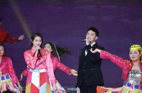 最混乱的春晚,央视在《新闻联播》公开道歉,陈佩斯被送上救护车