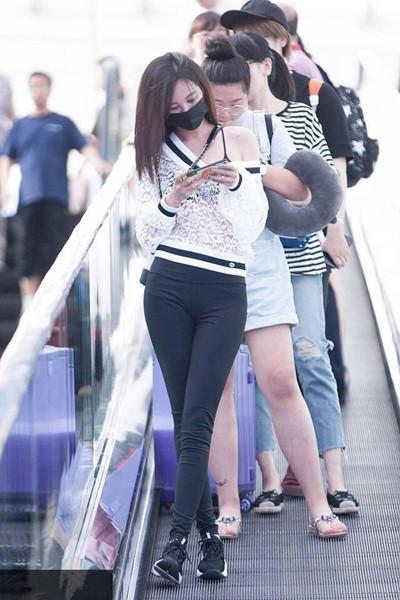 李菲儿这香肩露的太尴尬，本来就是透明蕾丝，走在大街上引人注目