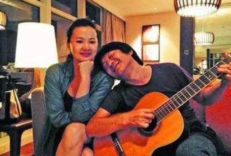 她丈夫是王菲初恋,结婚多年膝下无子,今49岁成为内地柏林影后