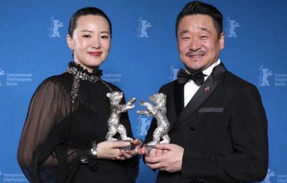 她丈夫是王菲初恋,结婚多年膝下无子,今49岁成为内地柏林影后