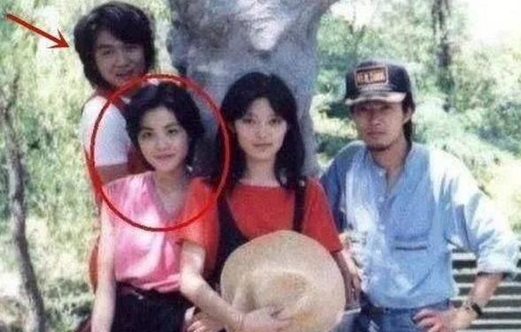 她丈夫是王菲初恋,结婚多年膝下无子,今49岁成为内地柏林影后