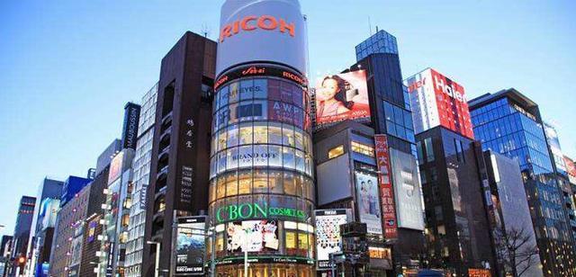 杨受成座驾现身香港铜锣湾,个位数车牌是经典,1975年就卖1300万