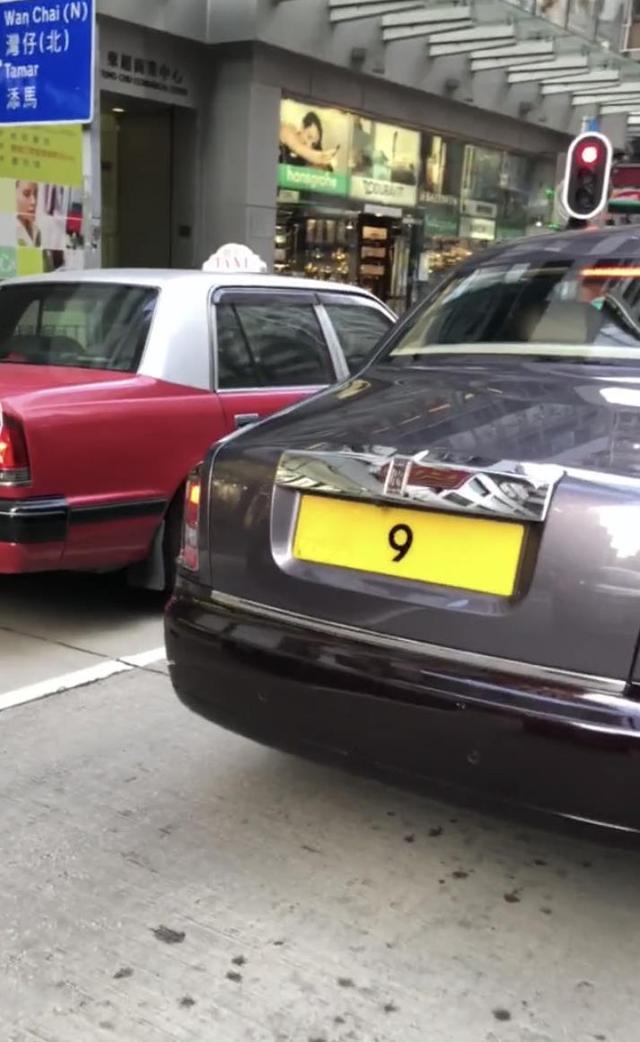 杨受成座驾现身香港铜锣湾,个位数车牌是经典,1975年就卖1300万
