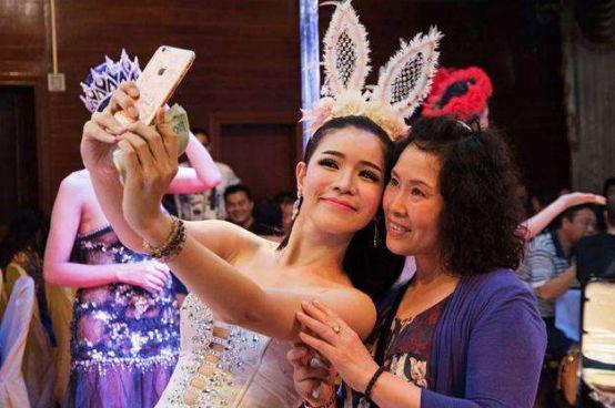 泰国人妖到底算男人还是女人？看完他们的生活，却心疼“她们”