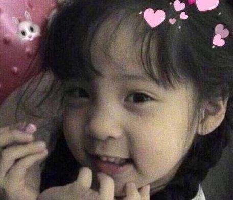 欧阳娜娜童年照曝光，小时候就是美人坯子