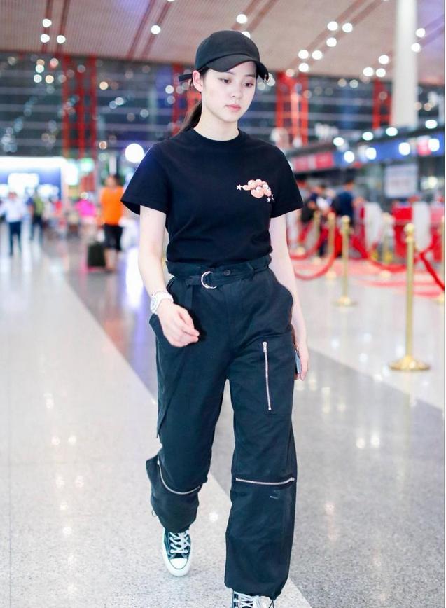 欧阳娜娜你醒醒吧！胖了10斤依然可爱，网友：不能再胖下去了！