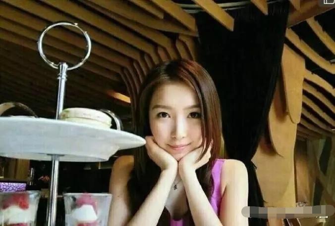 李泽楷的新女友隐忍懂事,会成为下一个甘比?