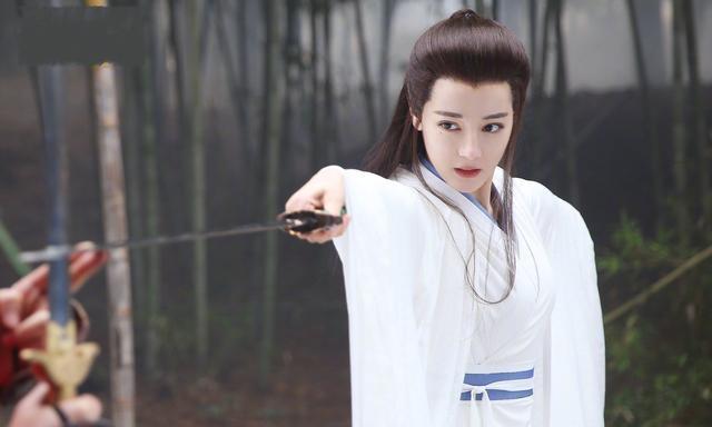 迪丽热巴“男人装”亮相！