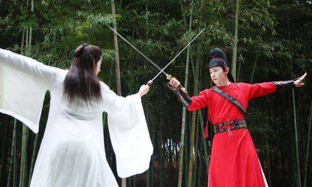 迪丽热巴“男人装”亮相！