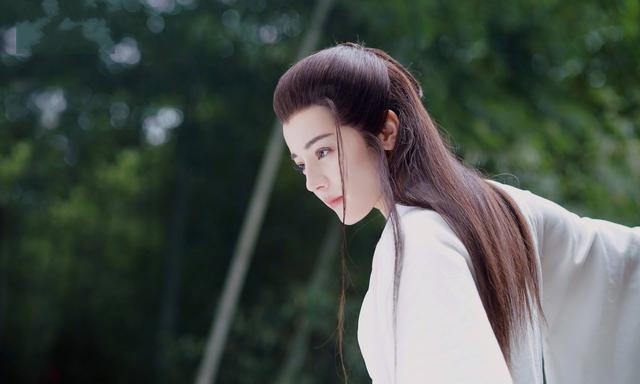 迪丽热巴“男人装”亮相！