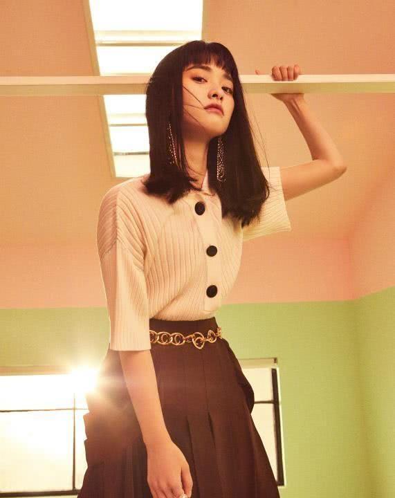 沈月最新写真出炉，做封面女郎娇俏可人，古灵精怪和之前大不同