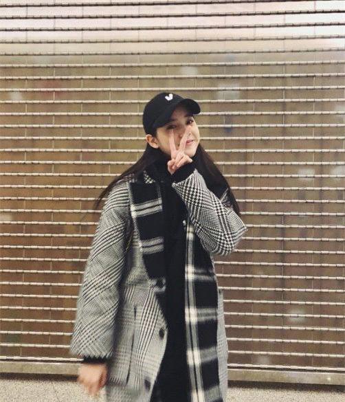 欧阳娜娜ins上晒私照，穿搭接地气，元气活力满满