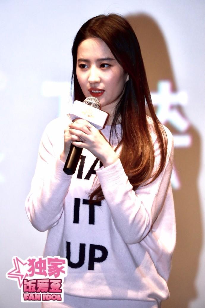 刘亦菲穿粉色卫衣搭配牛仔裤宣传电影，肤白貌美笑容甜美！