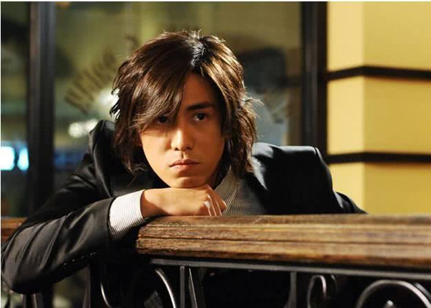 王思聪不敢碰他,向华强对他毕恭毕敬的人会是谁?