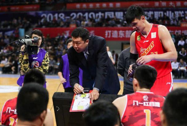 王治郅重现铁军风范！带队客场打扫更衣室，采访直言努力打不认输