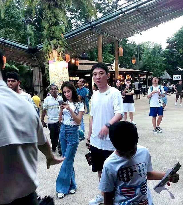 王思聪新女友正面照曝光，网友：还是网红脸