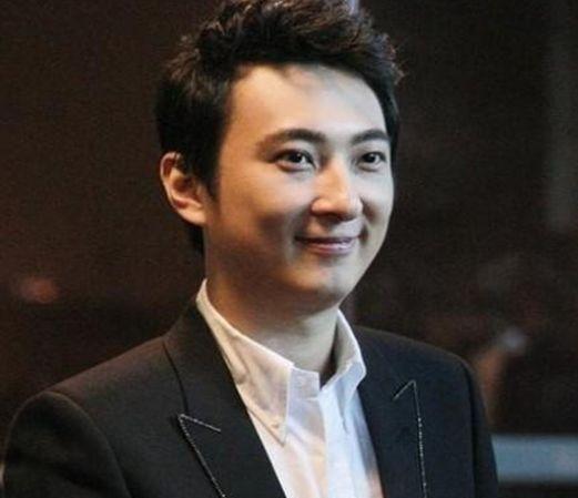 王思聪亲自莅临直播间，打赏了自家美女主播，女主播受宠若惊