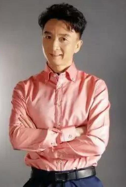 还记得《欢天喜地七仙女》里的扫把星吗?如今被网友称为冻龄男神