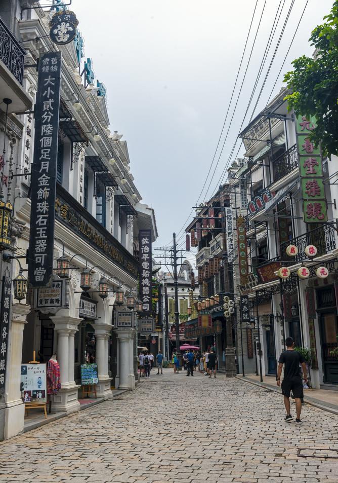 冯小刚花了几十亿修建的电影公社，有人却只因《芳华》而来