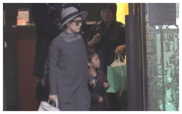 邓超孙俪携手出席发布会,宣布正式息影照顾儿女!确诊已怀上三胎