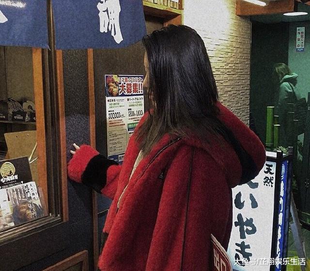 汪峰女儿罕见晒自拍, 浓眉大眼笑容撩人, 画面却掺杂着网红气息