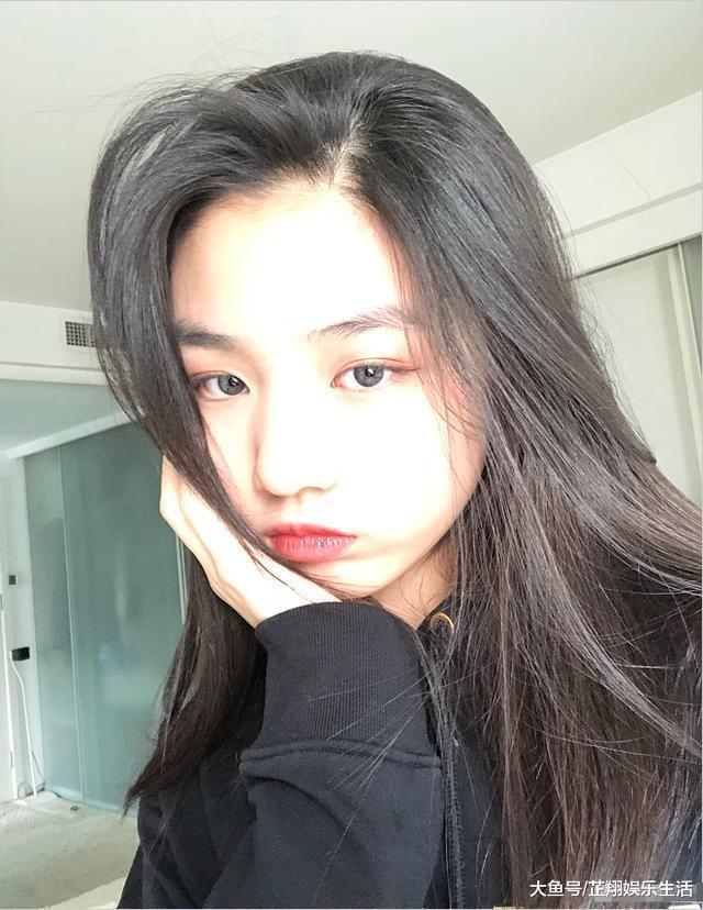 汪峰女儿罕见晒自拍, 浓眉大眼笑容撩人, 画面却掺杂着网红气息