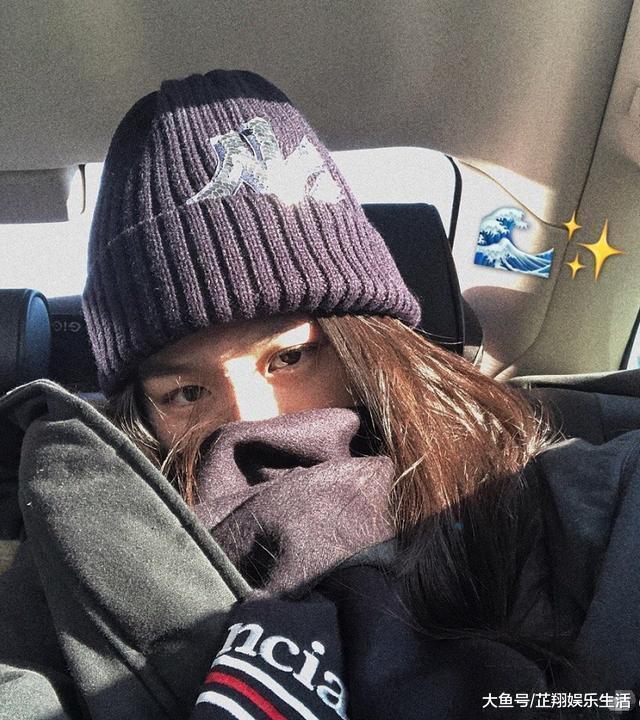 汪峰女儿罕见晒自拍, 浓眉大眼笑容撩人, 画面却掺杂着网红气息