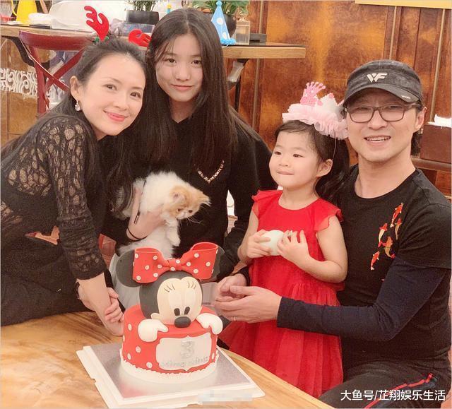 汪峰女儿罕见晒自拍, 浓眉大眼笑容撩人, 画面却掺杂着网红气息