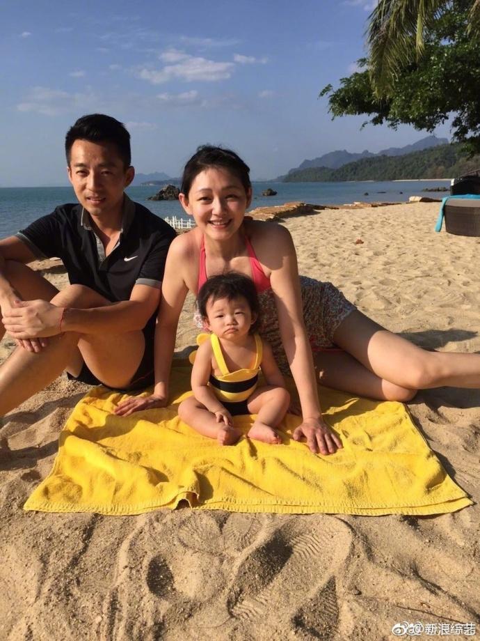 汪小菲凌晨晒出一家四口生活旧照，重温大S亲手为其包的饺子