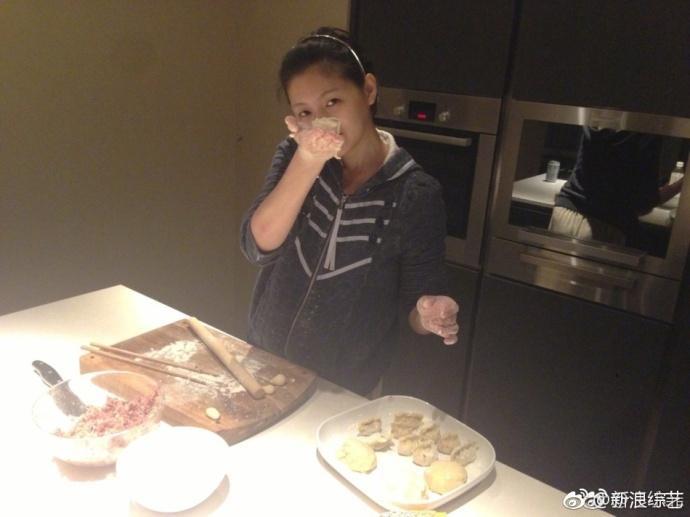 汪小菲凌晨晒出一家四口生活旧照，重温大S亲手为其包的饺子