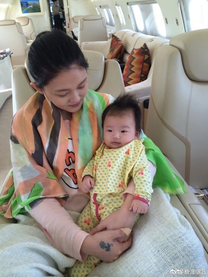 汪小菲凌晨晒出一家四口生活旧照，重温大S亲手为其包的饺子