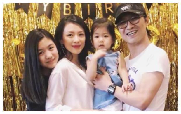 汪峰大女儿晒自拍,14岁小苹果颜值超高,章子怡视如己出