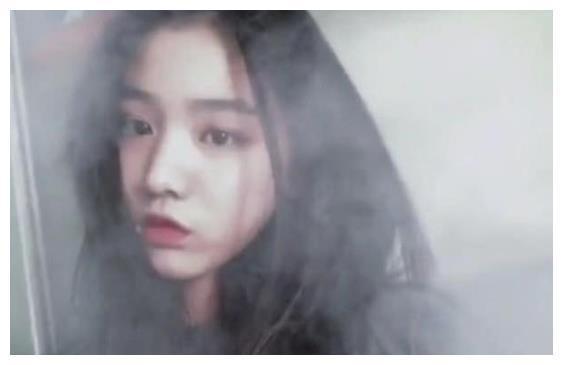 汪峰大女儿晒自拍,14岁小苹果颜值超高,章子怡视如己出