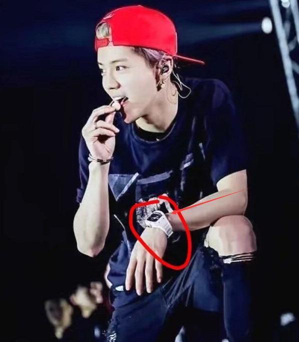 关晓彤上《快本》低调秀恩爱,戴情侣手表被发现,鹿晗太幸福了!