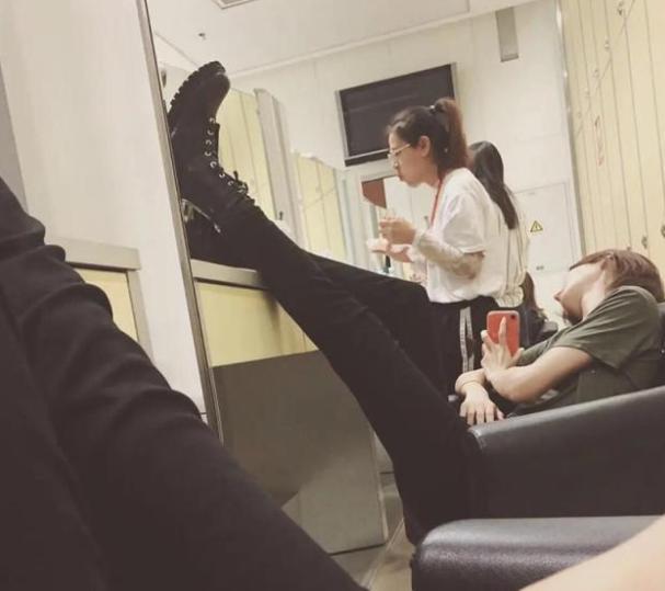 陈情令官博1句话惹怒网友,偶练jeffrey董又霖疑似与金晨分手