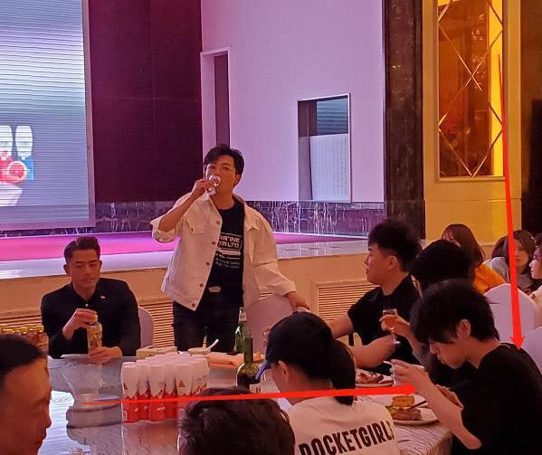 创造营庆功宴,火星人华晨宇却全程低头,看到他做的事网友乐了