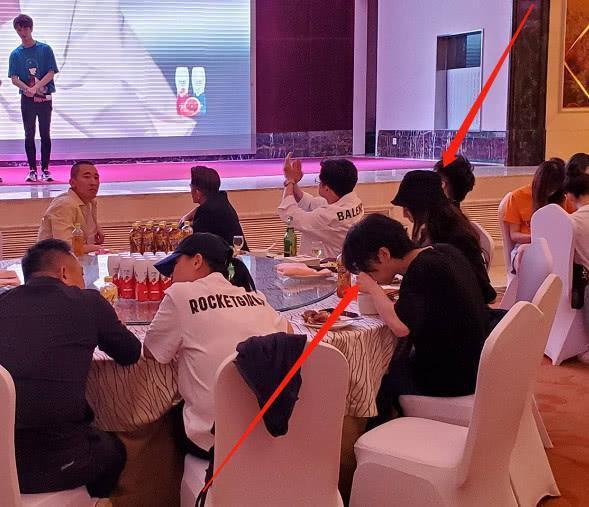 创造营庆功宴,火星人华晨宇却全程低头,看到他做的事网友乐了