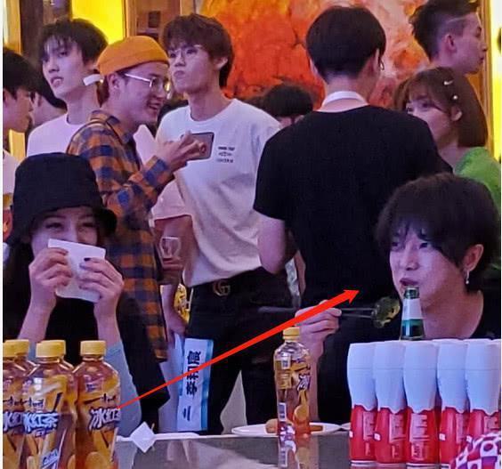 创造营庆功宴,火星人华晨宇却全程低头,看到他做的事网友乐了