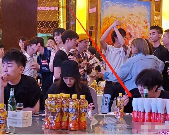 创造营庆功宴,火星人华晨宇却全程低头,看到他做的事网友乐了