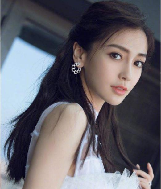 杨颖“狗啃刘海”撞脸王子文?果然她还是适合“仙女发型”!