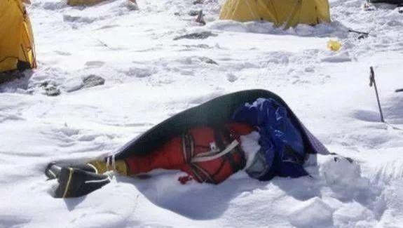 珠峰最著名的3具遗体:绿靴子、睡美人、休息者,为何没人敢动?