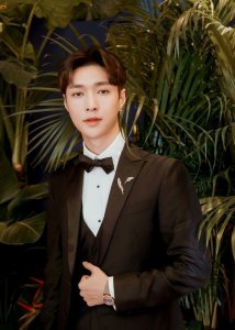 ​张艺兴最帅的六张照片：英俊撩人，西装诱惑让人倾心