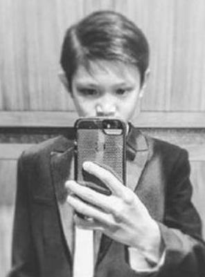 张智霖罕见晒儿子正面照,网友:太帅了,快出道吧