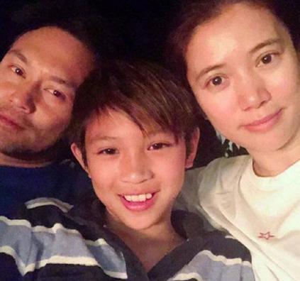 张智霖罕见晒儿子正面照,网友:太帅了,快出道吧