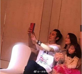 ​张丹峰洪欣风波后首度合体，两人携女儿张晞彤回哈尔滨参加婚礼