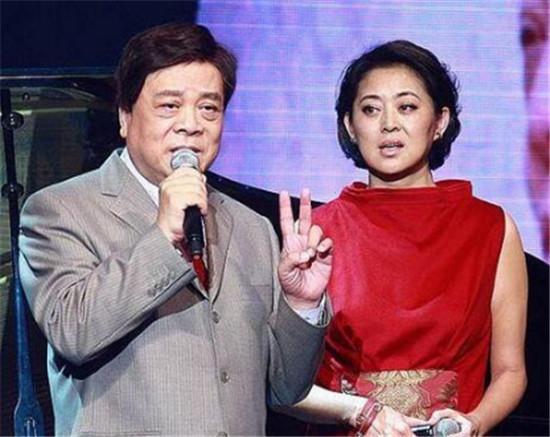 74岁赵忠祥全家近况：和妻子结婚48年，儿媳妇是倪萍介绍！