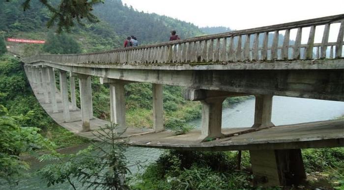 湖南最神奇的桥：悬在峡谷上空无桥墩支撑！