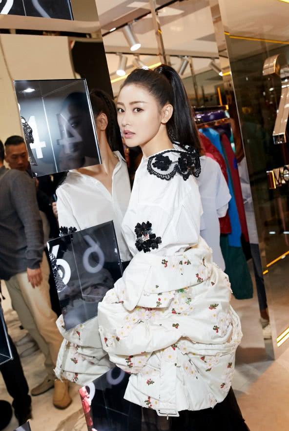 丝袜裤算什么，张天爱的“丝袜裙”才厉害，确认过是腿精没错了