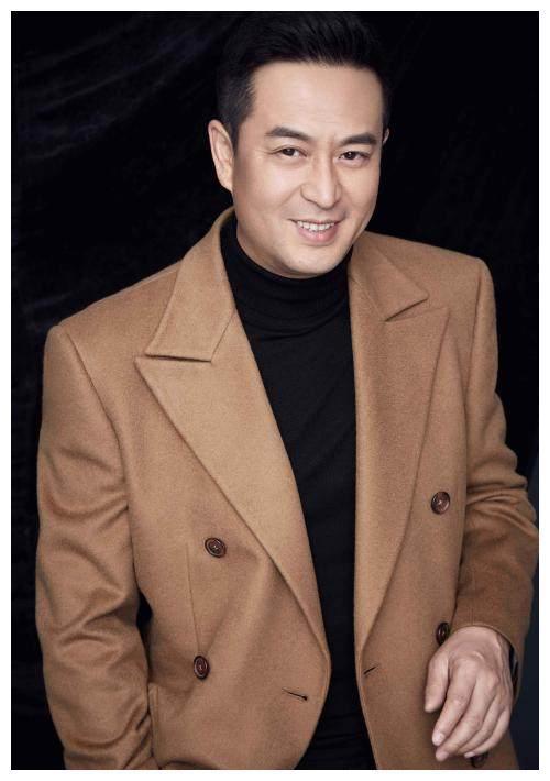 张嘉译走路姿势火了，网友争相模仿！这个大叔演什么像什么！